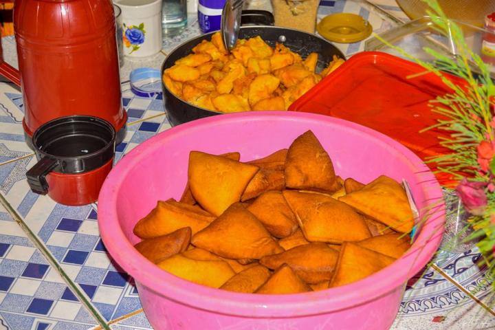 A bowl of freshly made samosas on the table